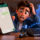 Joven sorprendido mirando pantalla de WhatsApp, teclado y gadget Bluetooth luminoso en escena animada.