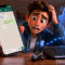 Joven sorprendido mirando pantalla de WhatsApp, teclado y gadget Bluetooth luminoso en escena animada.