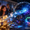 El CEO de Microsoft lanza una inquietante advertencia sobre la IA a las empresas Personajes animados analizan datos y gráficos junto a un cerebro digital futurista.