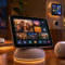 Pantalla inteligente en casa moderna, control domótico con gadgets y video llamada familiar, al atardecer.
