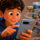Joven sonriente usando móvil Google Pixel, ve fotos flotantes de naturaleza y familia, con perro y paisajes.
