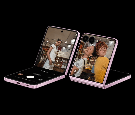 Teléfonos plegables modernos capturando selfies con personas sonrientes en una cafetería elegante.