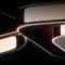 Diseño futurista de dispositivo tecnológico con detalles metálicos y juego de luces en pantalla.