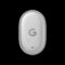 Dispositivo ovalado blanco de Google con logotipo en gris, fondo negro. Diseño minimalista y moderno.