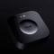 Dispositivo de control inteligente para Philips Hue en un diseño moderno y minimalista sobre fondo negro.