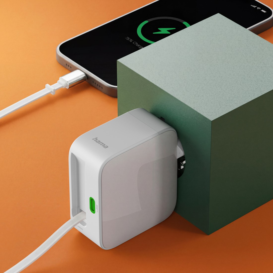 Cargador USB-C carga un teléfono inteligente sobre fondo naranja, mostrando nivel de batería en pantalla.