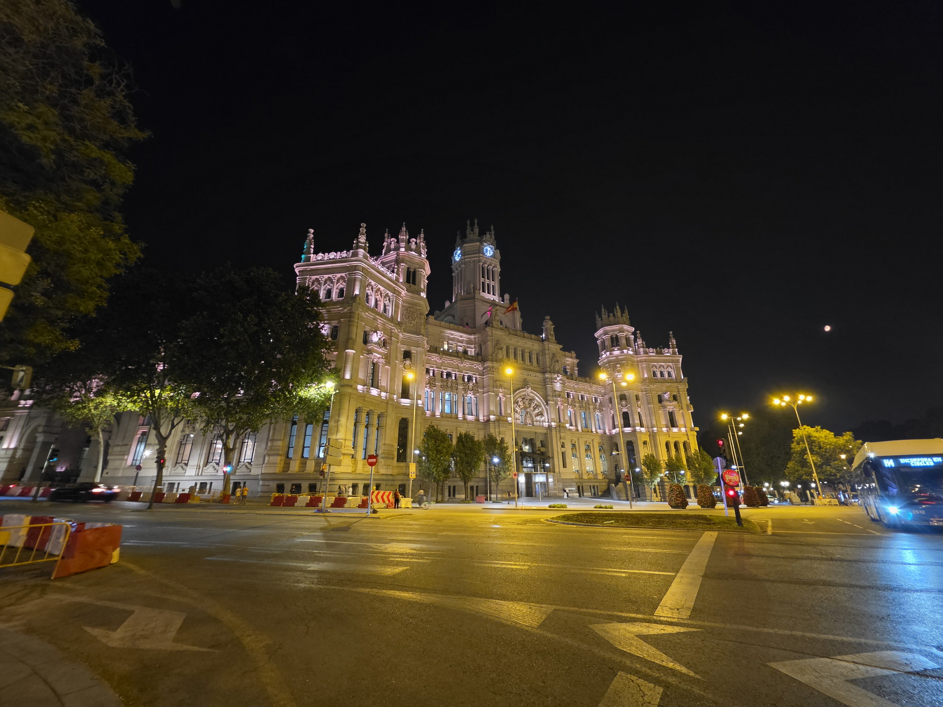 Ayuntamiento de Madrid iluminado de noche, con cielo despejado y luces de la calle resaltando la arquitectura del edificio.