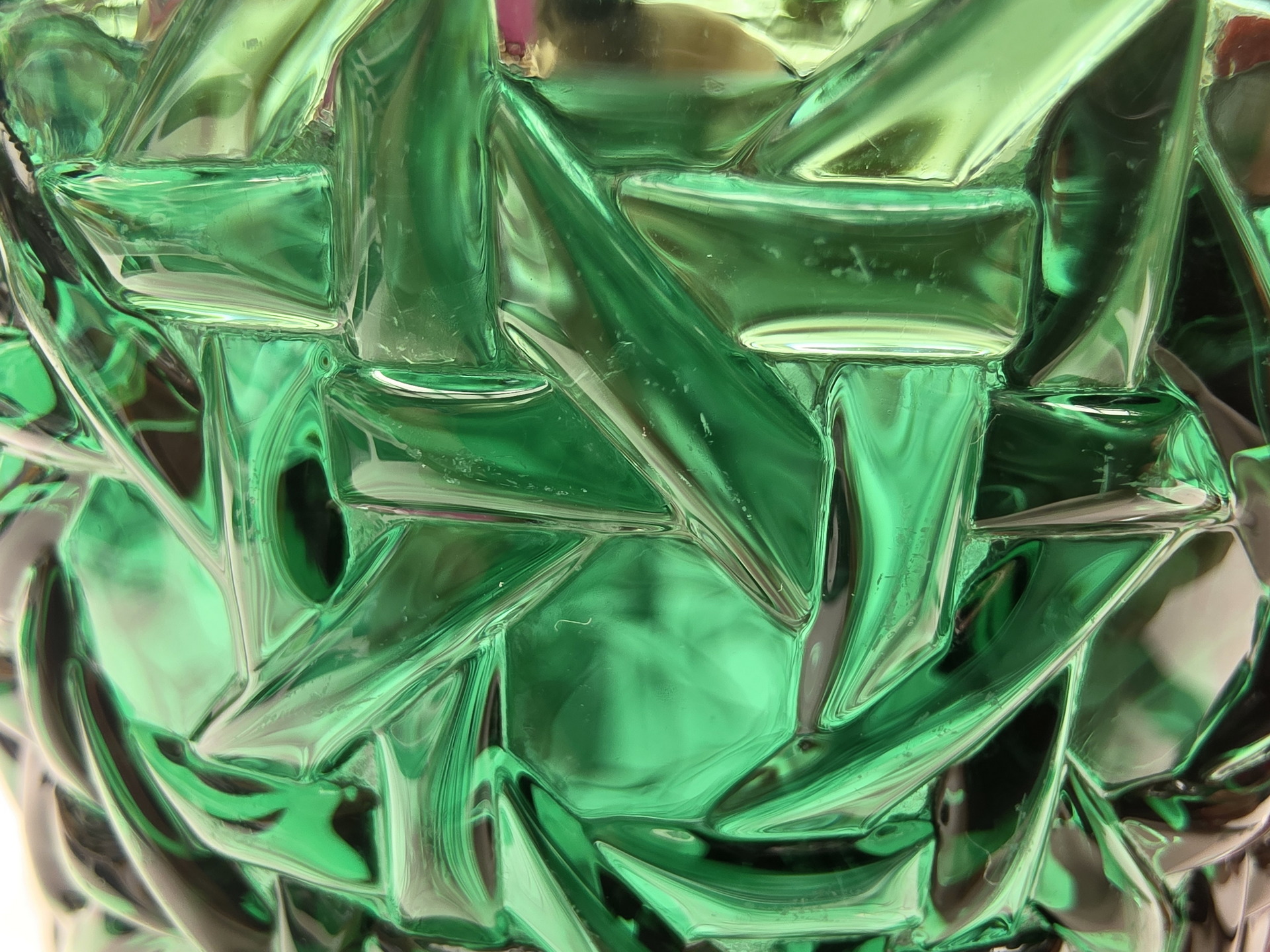 Textura de cristal verde con diseño abstracto y reluciente, reflejos de luz. Ideal para diseño y arte moderno.