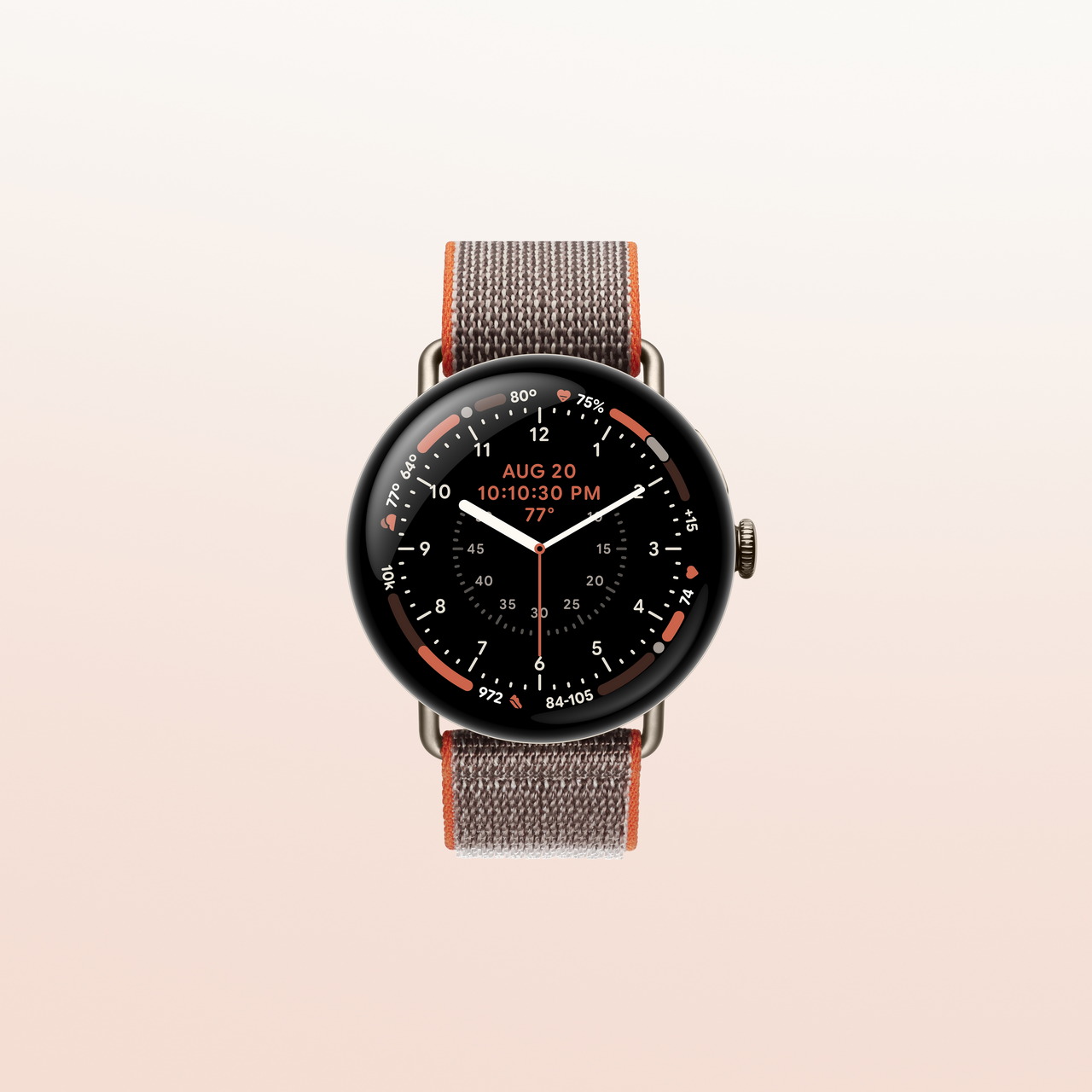 Reloj inteligente redondo con dial negro, pantalla digital y correa de tela gris y naranja, fondo claro.