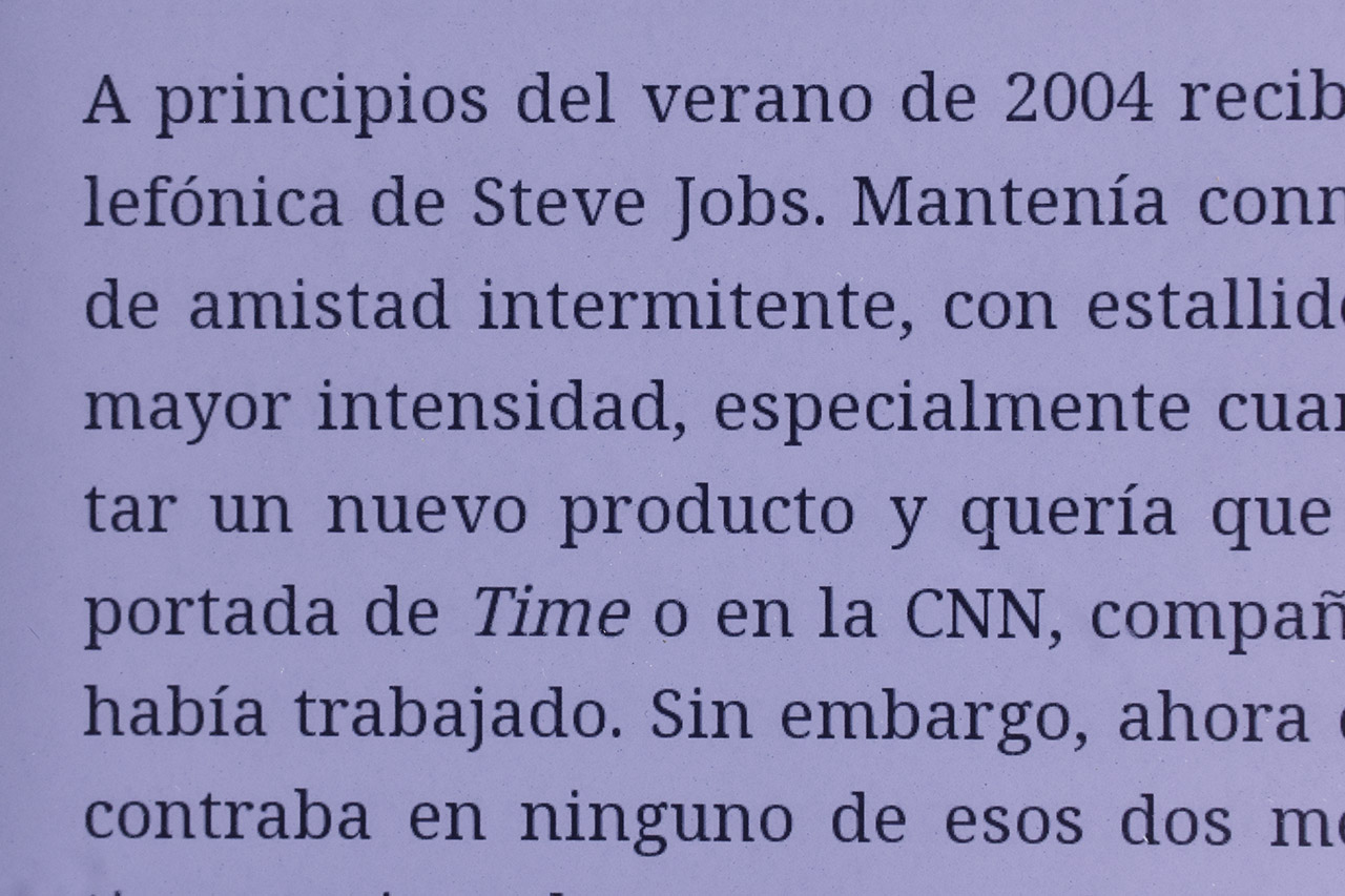 Texto en español sobre una llamada de Steve Jobs en 2004 y su relación con los medios como Time y CNN.