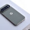 Smartphone Google Pixel verde sobre una superficie blanca, mostrando su cámara trasera avanzada y diseño elegante.