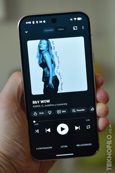 Teléfono mostrando la canción BbY WOW de Karol G en Spotify, con interfaz de reproducción visible.