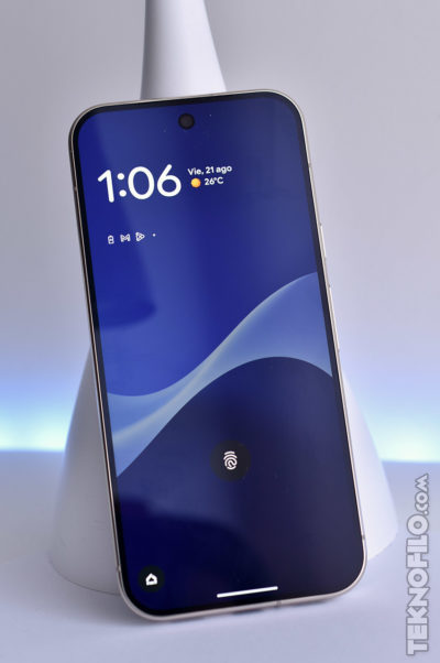 Pantalla de smartphone Android con hora, fecha y temperatura. Diseño moderno sobre fondo blanco.