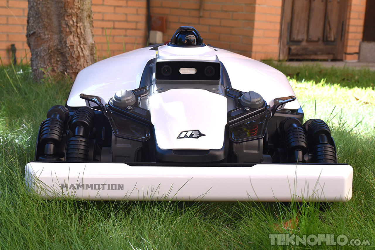 Cortacésped robótico Mamotion en el césped, diseño futurista y tecnología avanzada para jardín.