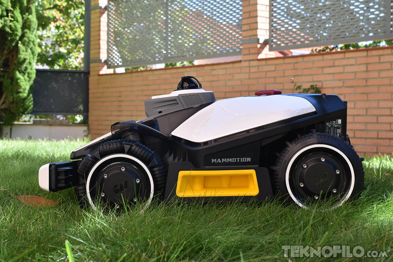 Cortacésped robótico Mammotion en césped, diseño avanzado y moderno, para jardinería eficiente y autónoma.