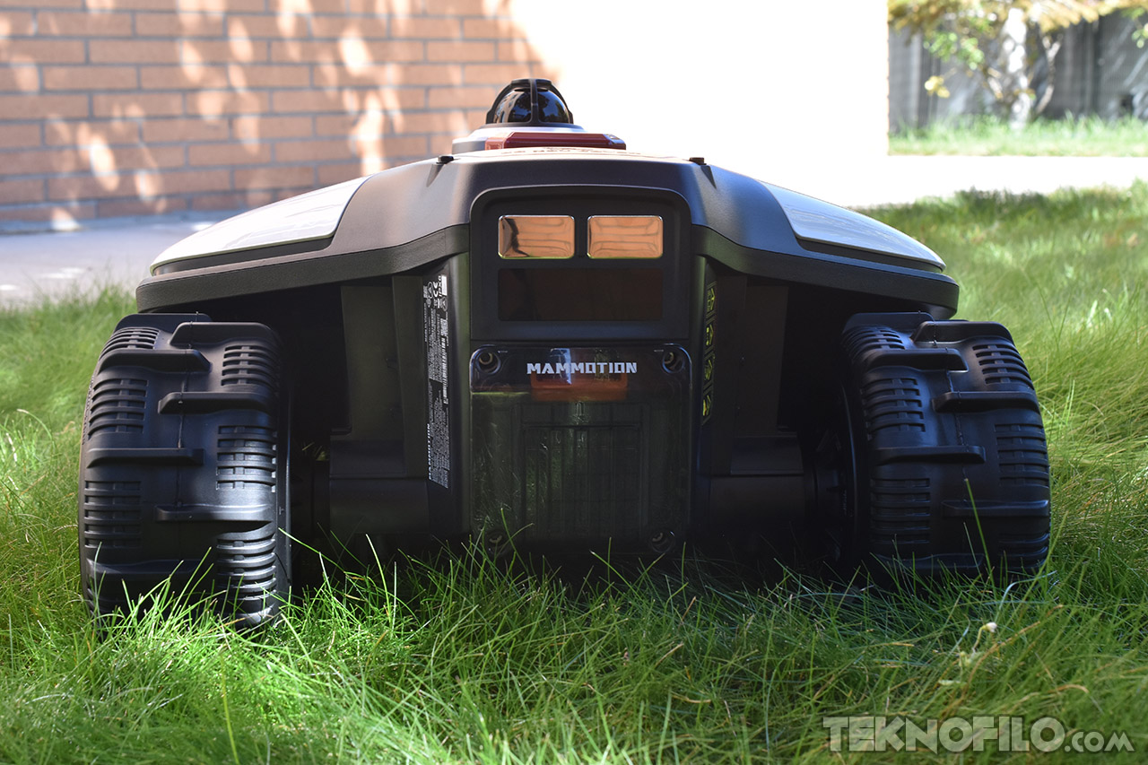 Cortacésped robot Mammotion en el césped, tecnología avanzada para el jardín.
