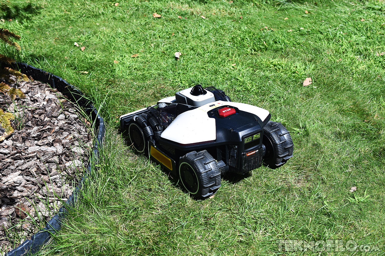 Robots cortacésped en acción sobre césped verde. Tecnología avanzada para el cuidado del jardín.