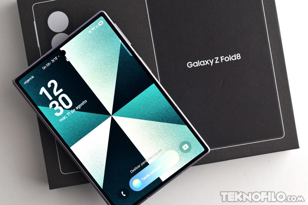 El interés generado alrededor del iPhone Duo empuja las ventas del Galaxy Z Fold8 Smartphone Samsung Galaxy Z Fold8 sobre caja negra, pantalla abierta mostrando la hora y fecha.