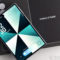 Smartphone Samsung Galaxy Z Fold8 sobre caja negra, pantalla abierta mostrando la hora y fecha.