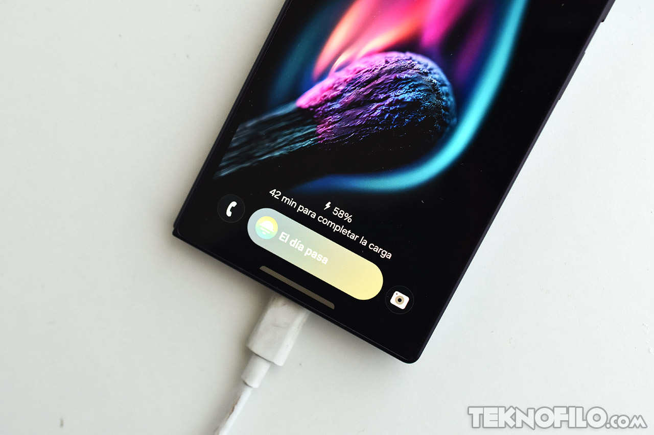 Pantalla de smartphone con batería al 58%, mostrando 42 minutos para completar la carga. Enchufado a un cable USB.