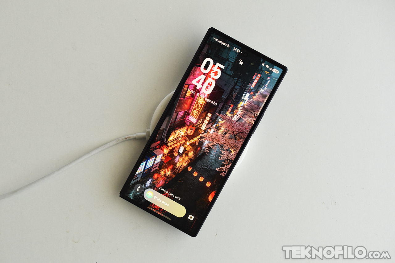 Smartphone Sony Xperia 1 IV cargando con pantalla encendida mostrando fondo urbano nocturno y hora actual.