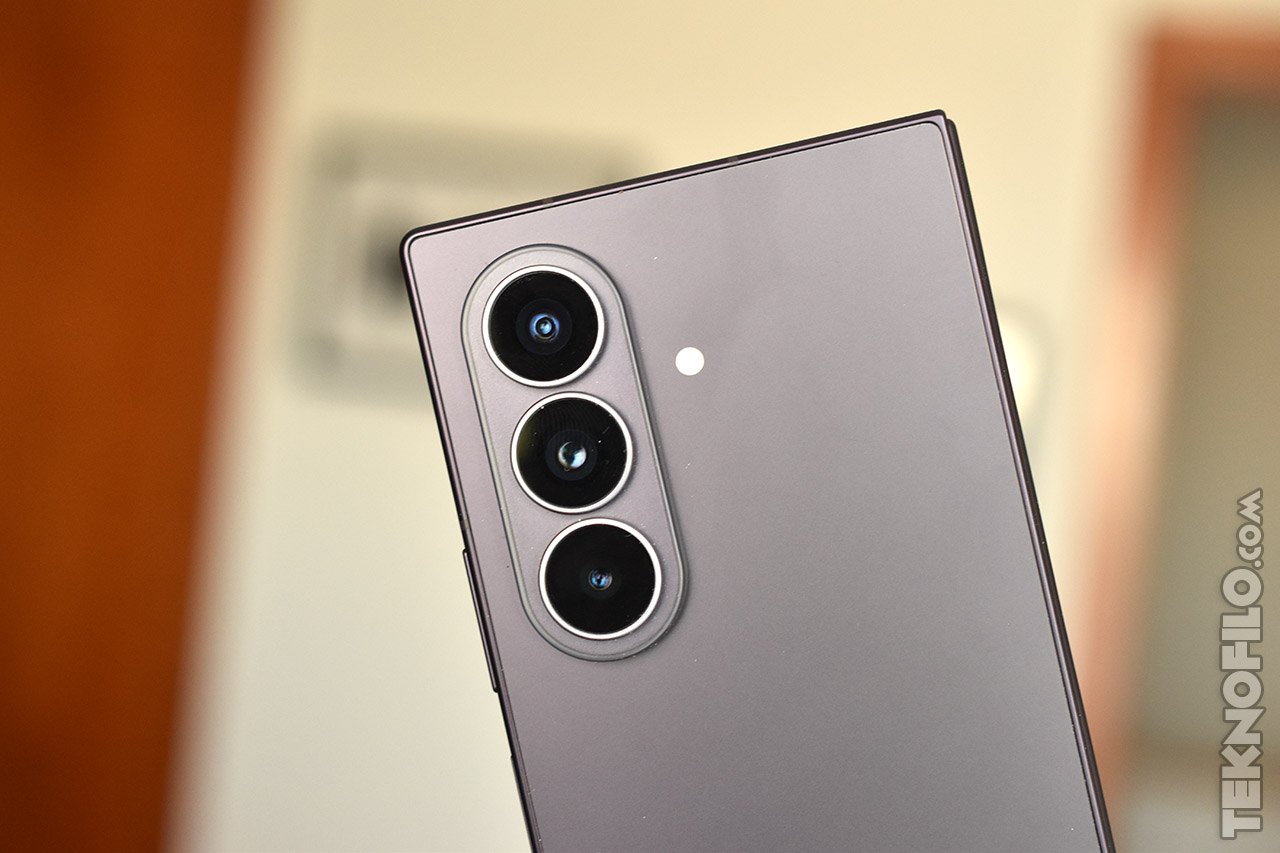 Cámara triple de smartphone de alta tecnología con diseño elegante en primer plano.