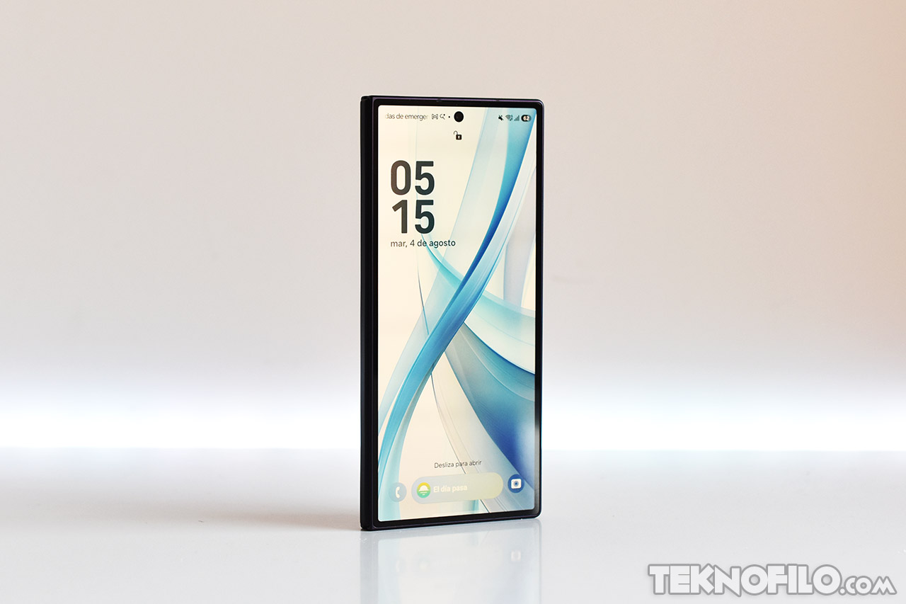 Smartphone moderno en vista frontal con pantalla encendida mostrando hora y fecha. Diseño elegante y minimalista.
