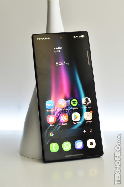 Pantalla de smartphone con aplicaciones como Spotify y WhatsApp, mostrando fecha y hora actual.