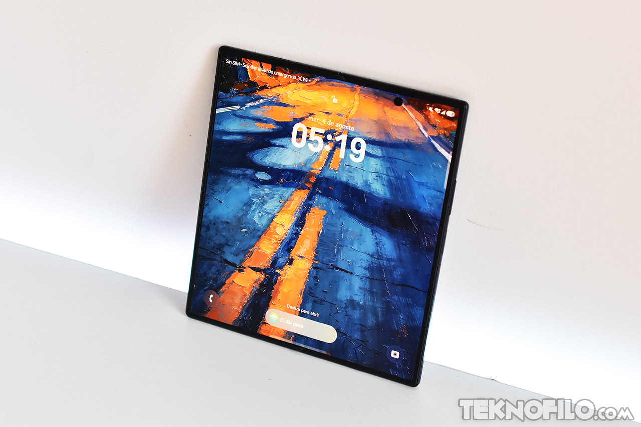 Pantalla de tableta con diseño abstracto de carretera azul y naranja iluminada, hora 05:19.