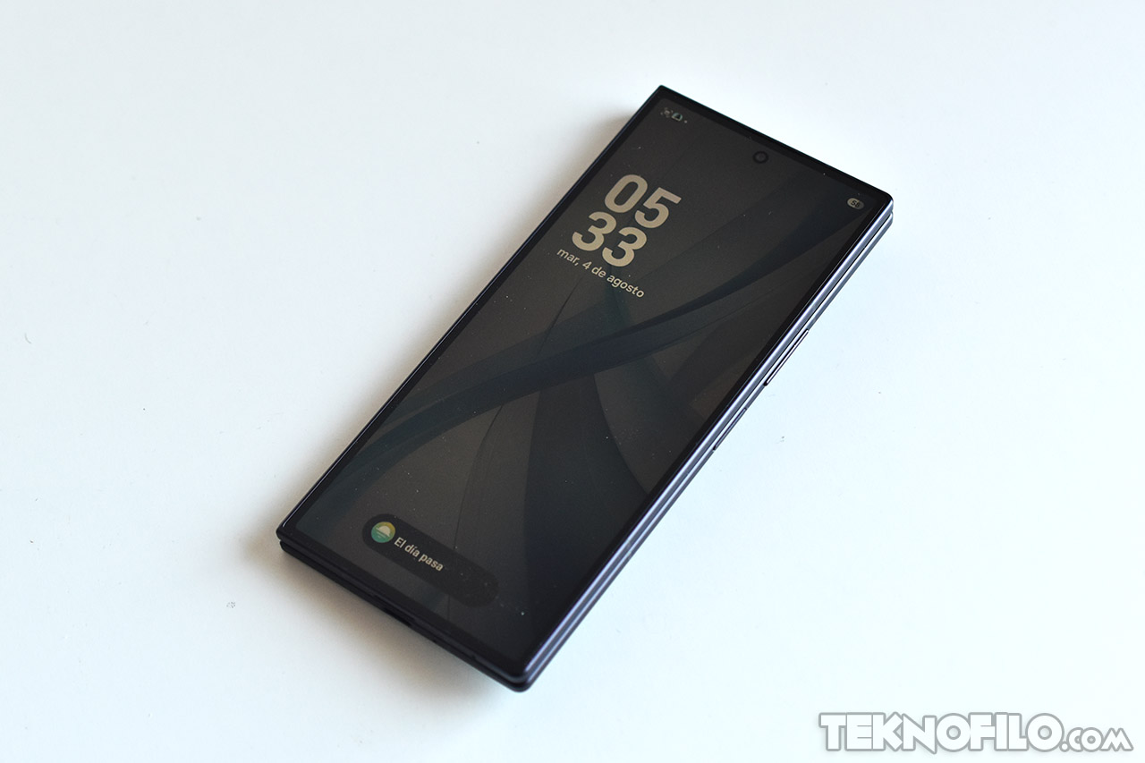 Smartphone moderno en pantalla de inicio con diseño minimalista, hora 05:33 y fecha.