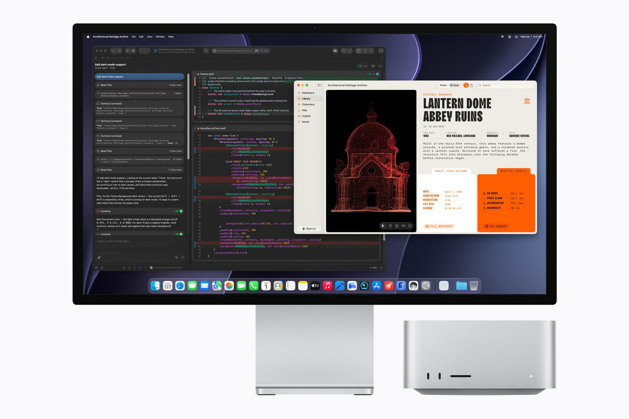 Pantalla de ordenador con código y diseño arquitectónico en modo oscuro, junto a un Apple Mac mini.