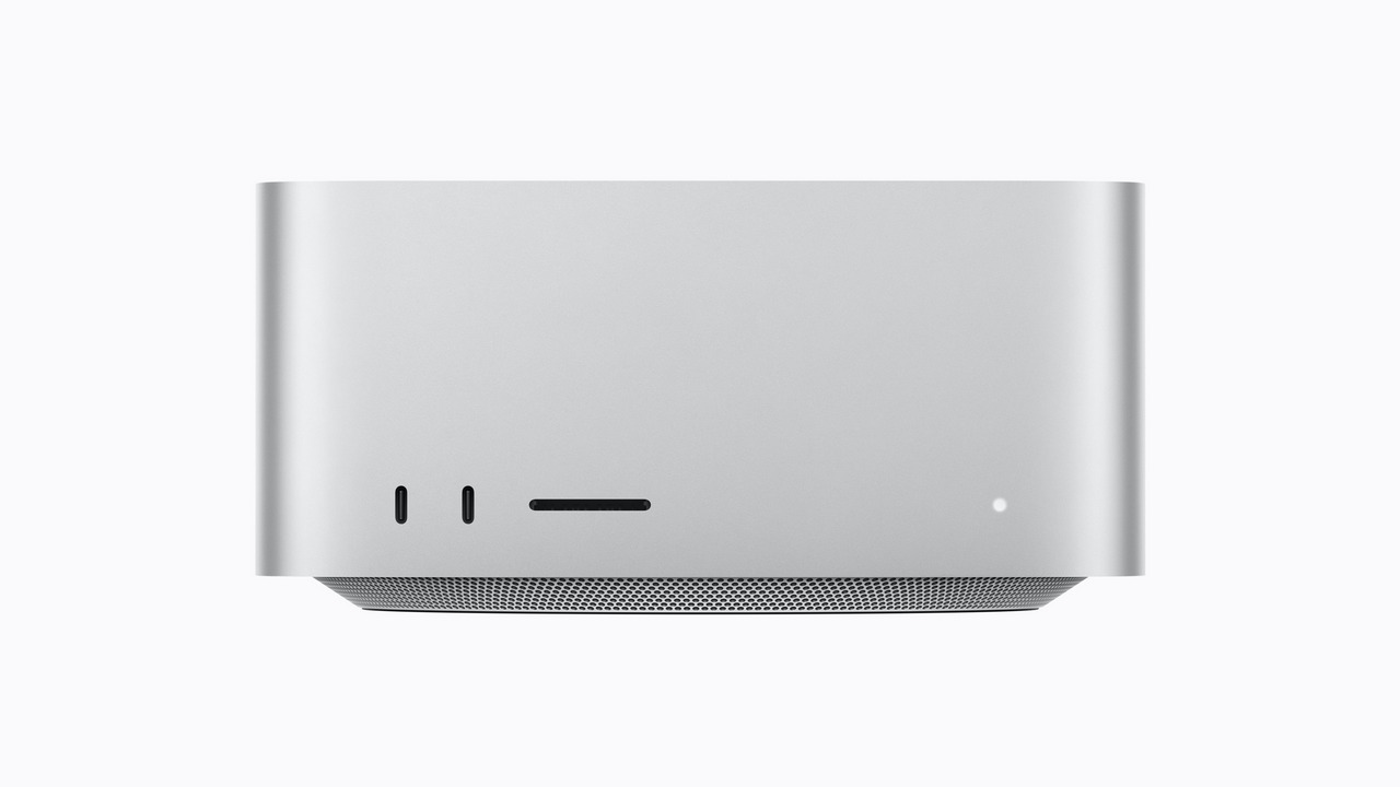 Computadora de escritorio compacta plata vista frontal con puertos USB-C y rejilla de ventilación.