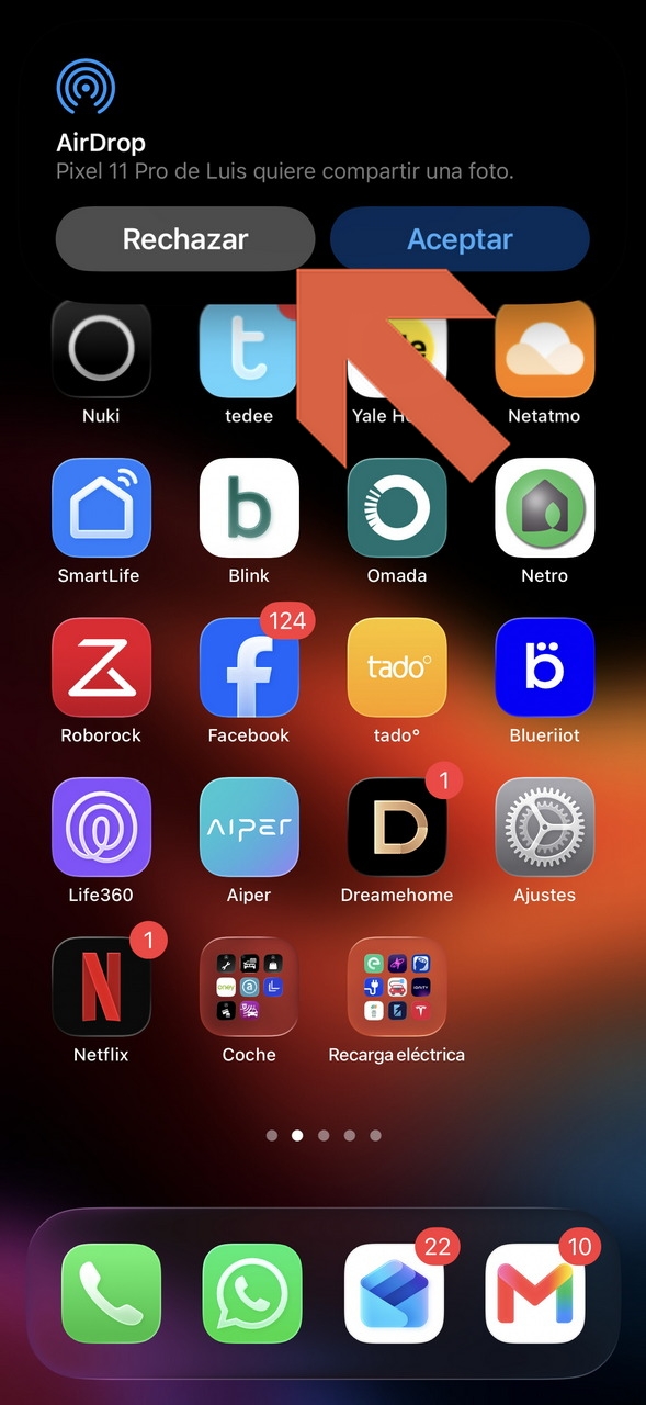 Pantalla de inicio de un teléfono mostrando notificación de AirDrop con opciones de aceptar o rechazar.
