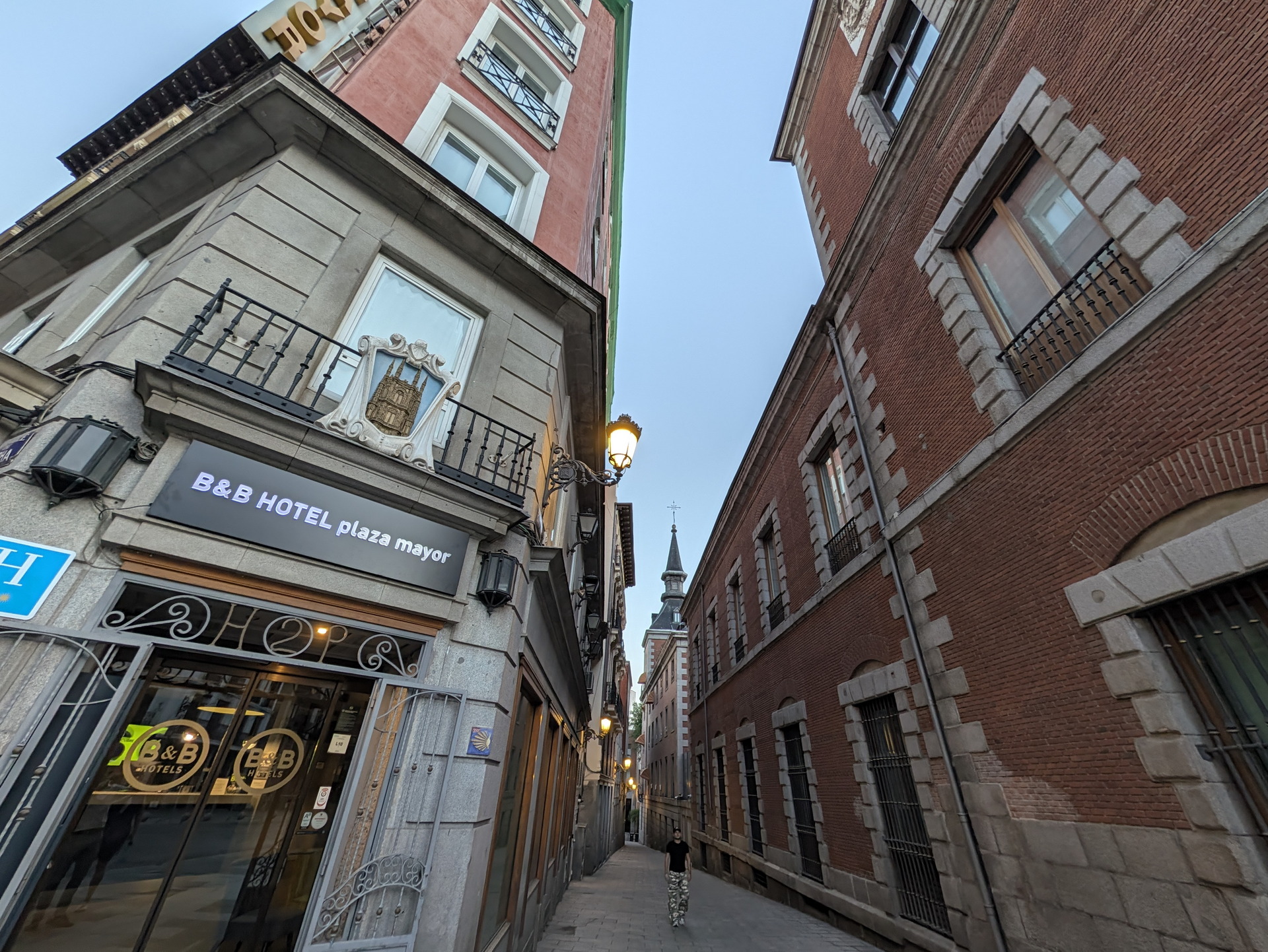 Calle estrecha con edificios históricos y hotel B&B Plaza Mayor en el centro de la ciudad.