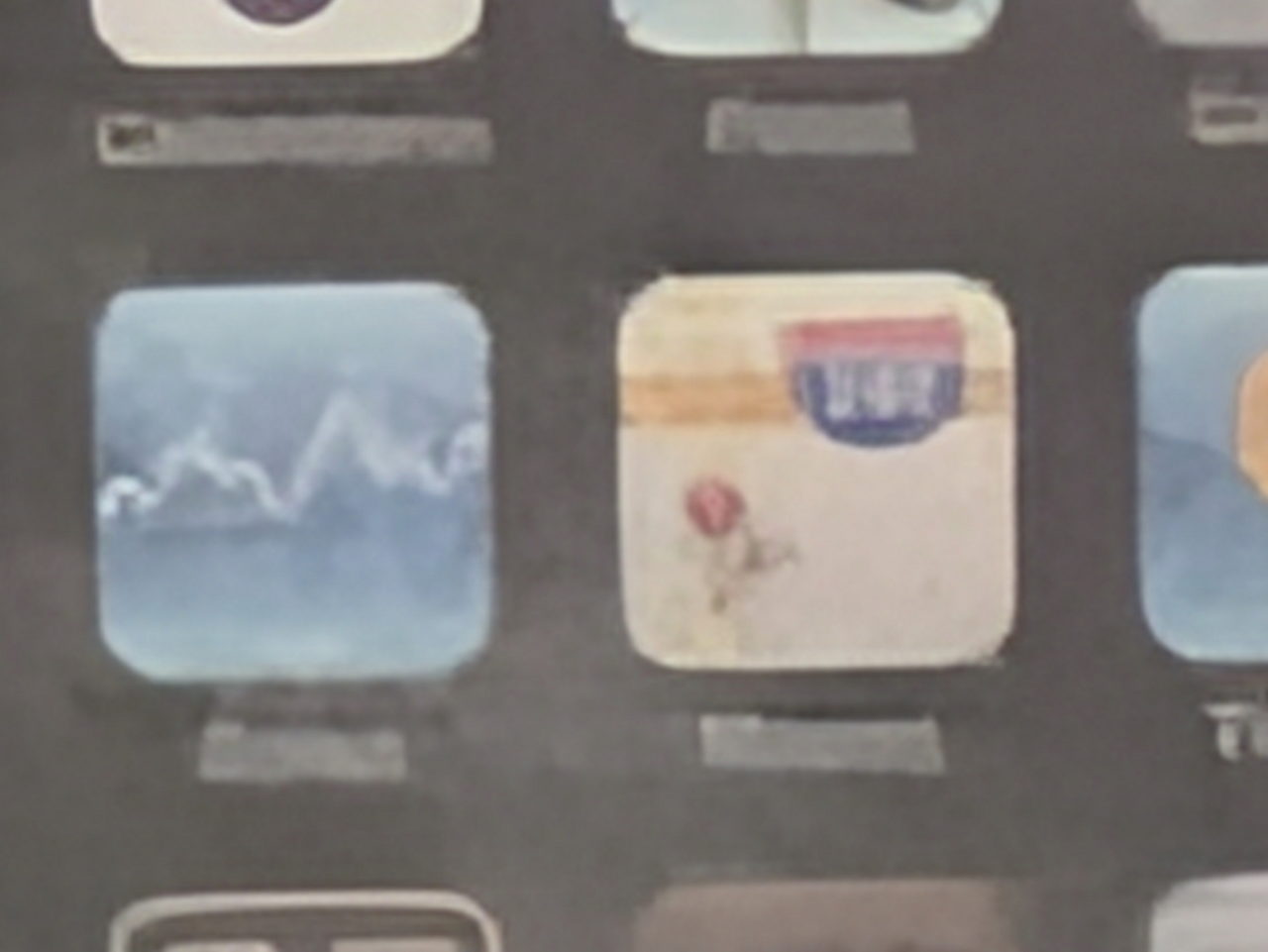 Iconos de aplicaciones en la pantalla de un dispositivo móvil, mostrando gráficos y un logotipo.