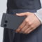 Persona sosteniendo un smartphone gris de Sony, destacando su diseño moderno y doble cámara trasera.