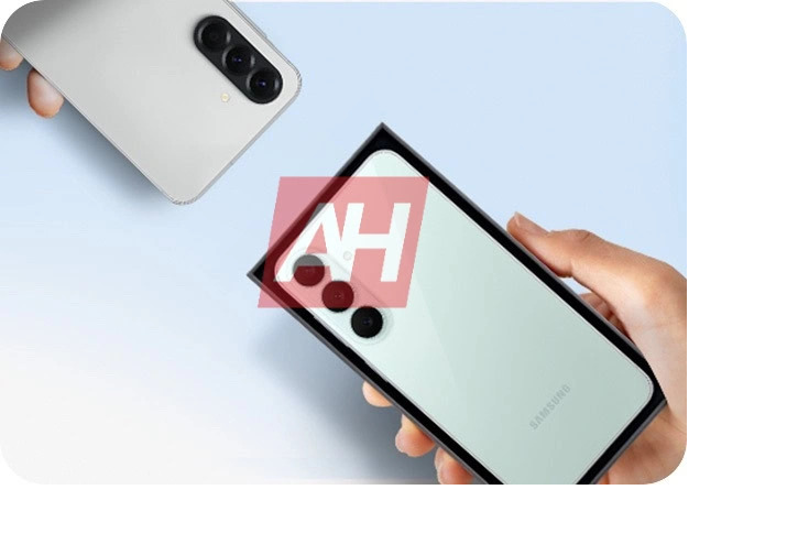 Teléfono Samsung blanco y plateado en caja, mostrados en manos, fondo azul claro.