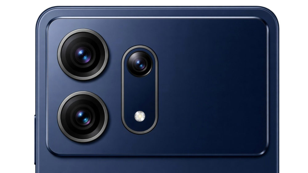 Cámara triple de un smartphone azul oscuro con lente y flash LED, enfoque en diseño y funcionalidad avanzada.