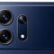 Cámara triple de un smartphone azul oscuro con lente y flash LED, enfoque en diseño y funcionalidad avanzada.