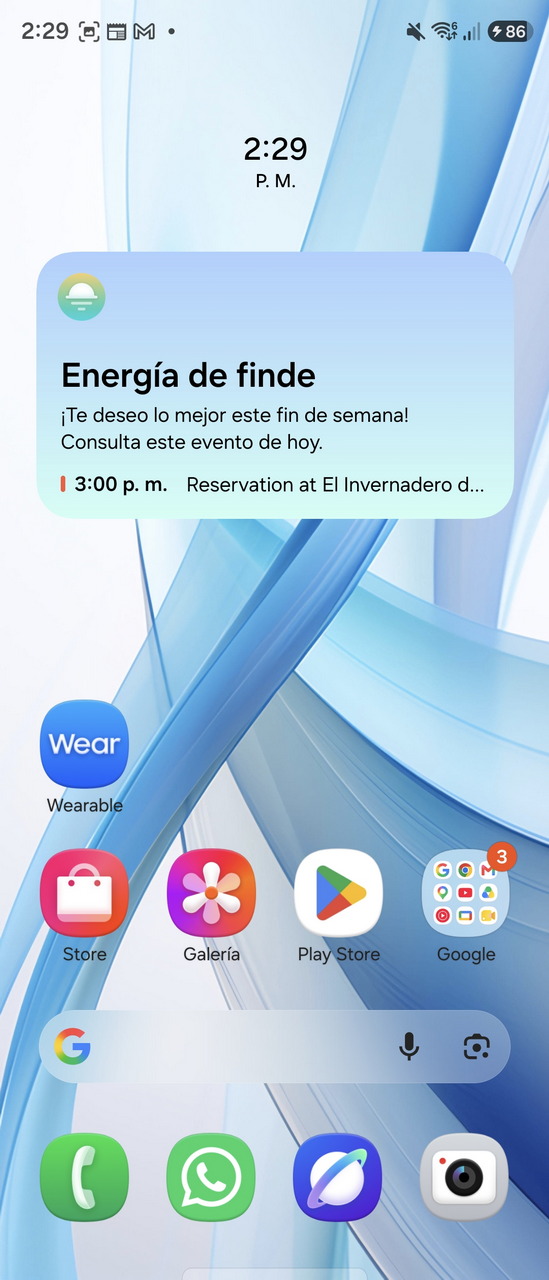Pantalla de inicio de smartphone con notificación de evento de fin de semana a las 3:00 p.m.