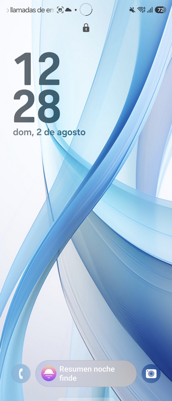Pantalla de inicio de móvil con hora 12:28, 2 de agosto y fondos azules abstractos. Iconos de llamada y cámara.