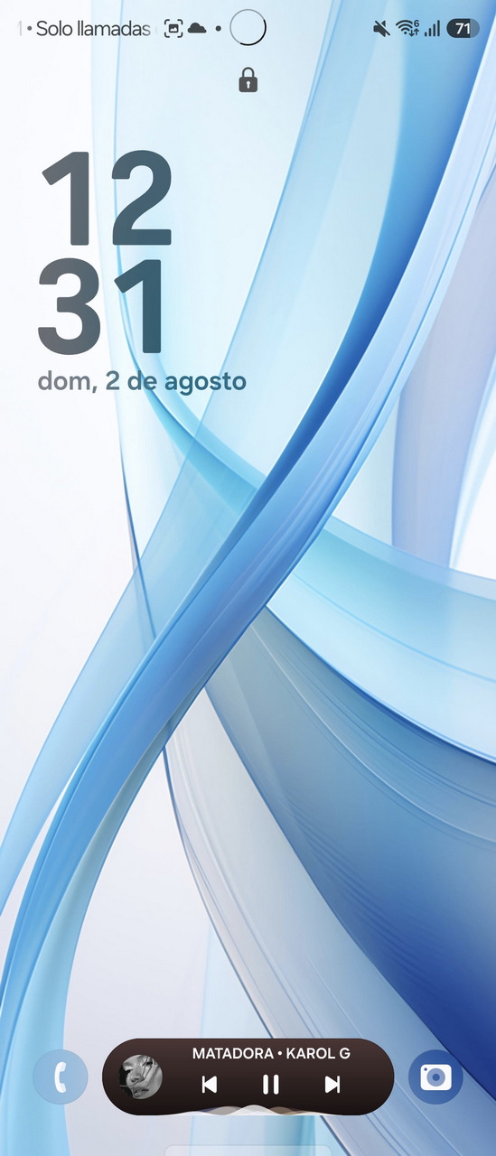 Pantalla de bloqueo de smartphone, 12:31, domingo, música de fondo: Matadora de Karol G. Fondo azul abstracto.