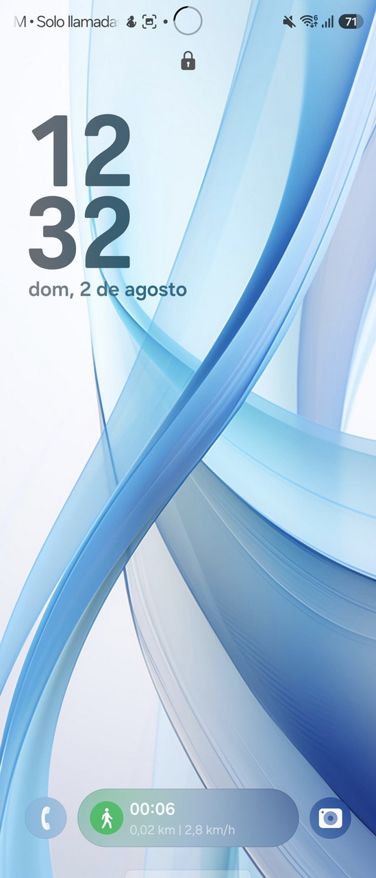 Pantalla de inicio de smartphone con diseño azul, muestra hora 12:32 y fecha domingo 2 de agosto.