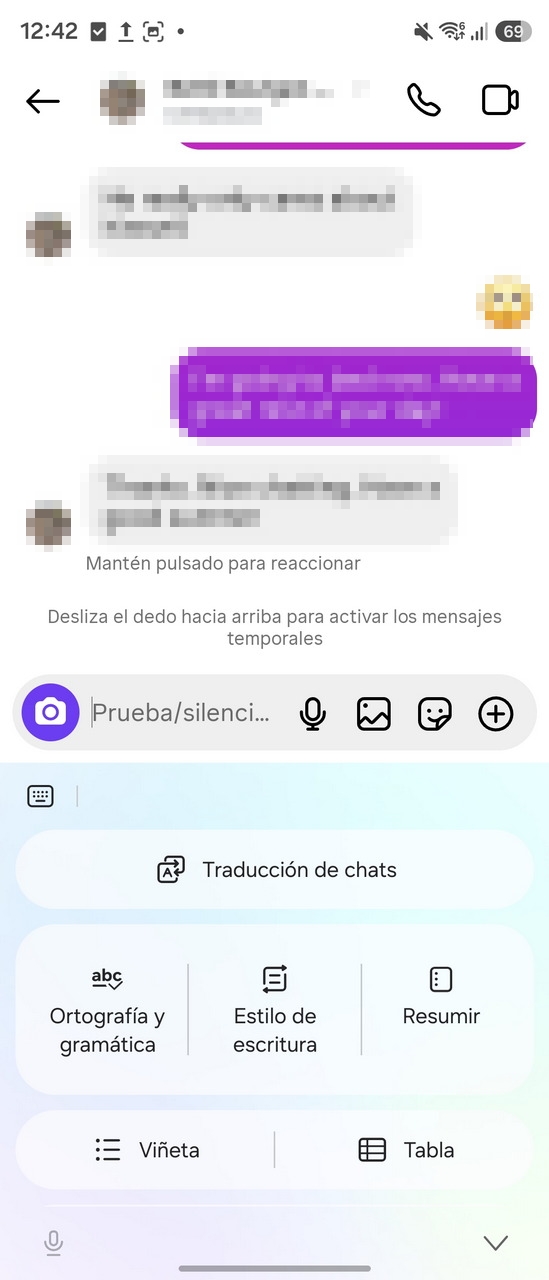 Pantalla de chat en aplicación móvil con opciones de traducción y escritura visible.