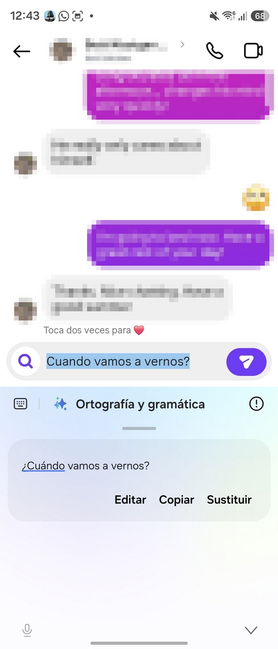 Pantalla de chat con corrección automática sugiriendo ¿Cuándo vamos a vernos? en un mensaje.