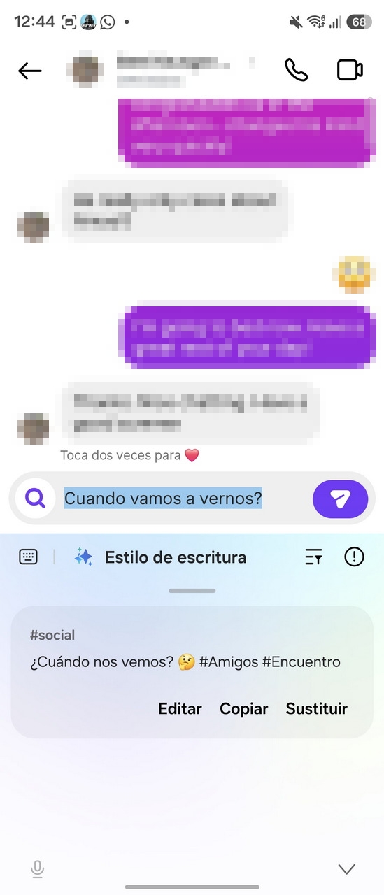 Mensajes de chat sobre una reunión entre amigos, destacando frase ¿Cuándo vamos a vernos? en pantalla de smartphone.