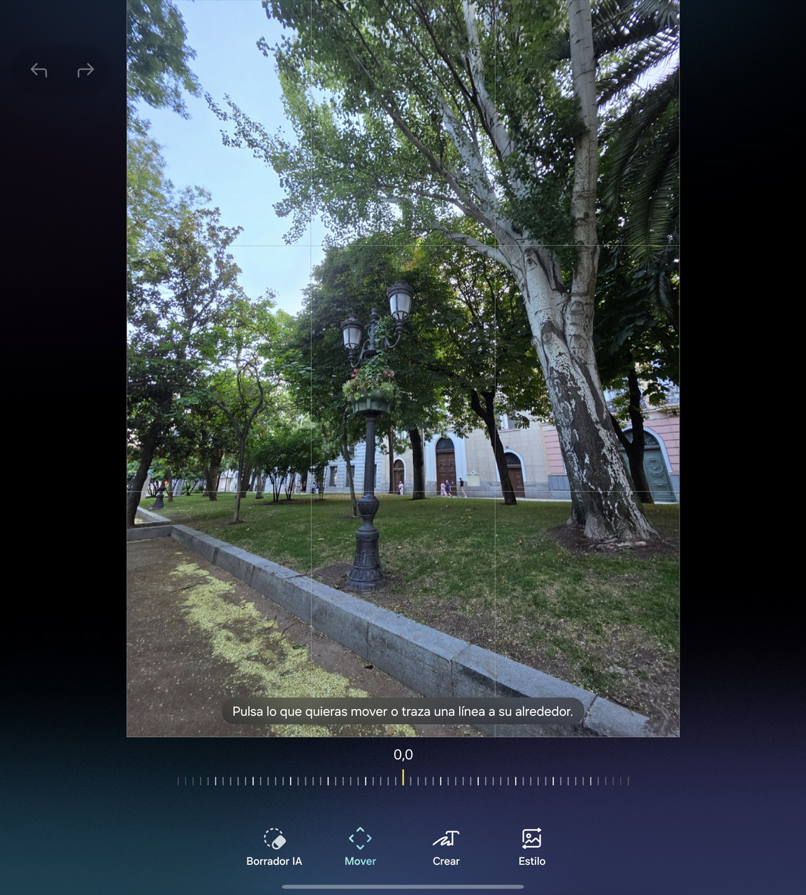 Parque con farola clásica rodeada de árboles y césped verde en un día soleado.