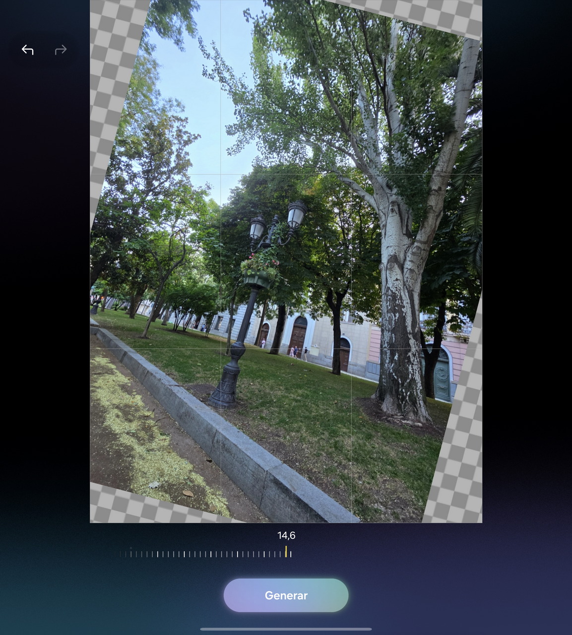 Árboles y farolas en un paseo urbano con edificios históricos de fondo en un día soleado.