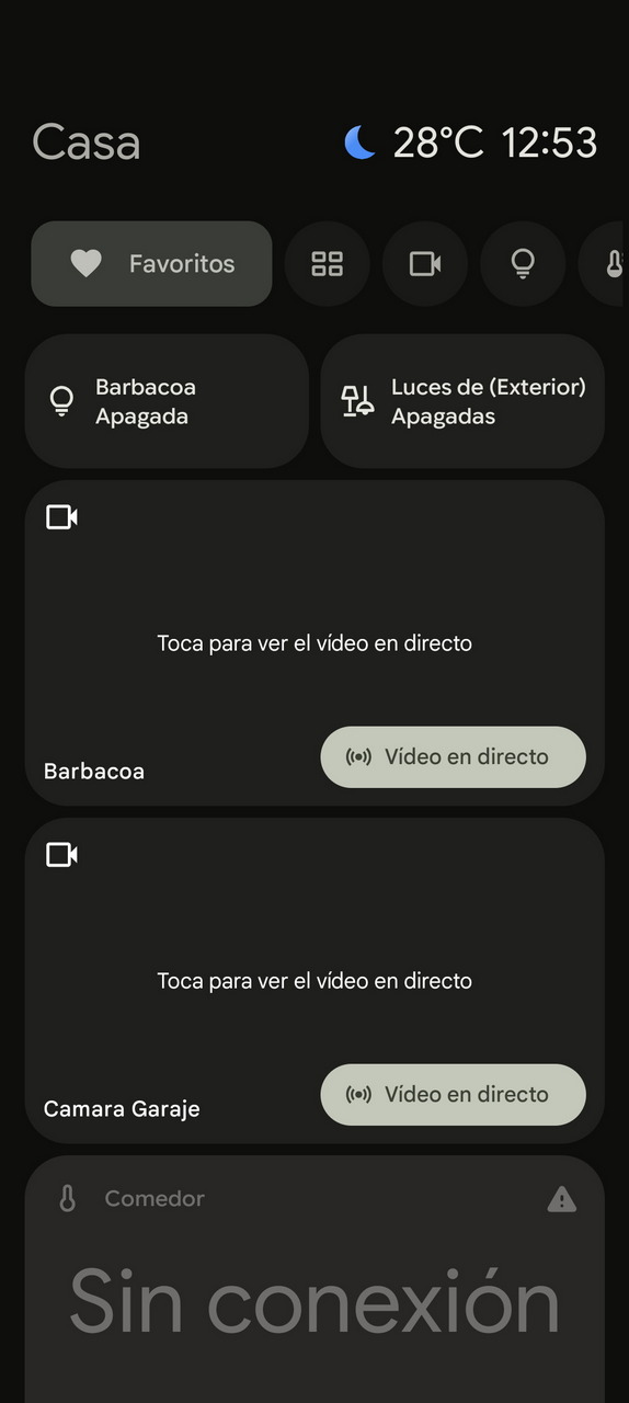 Pantalla de hogar inteligente: temperatura, cámaras en directo de barbacoa y garaje, luces exteriores apagadas.