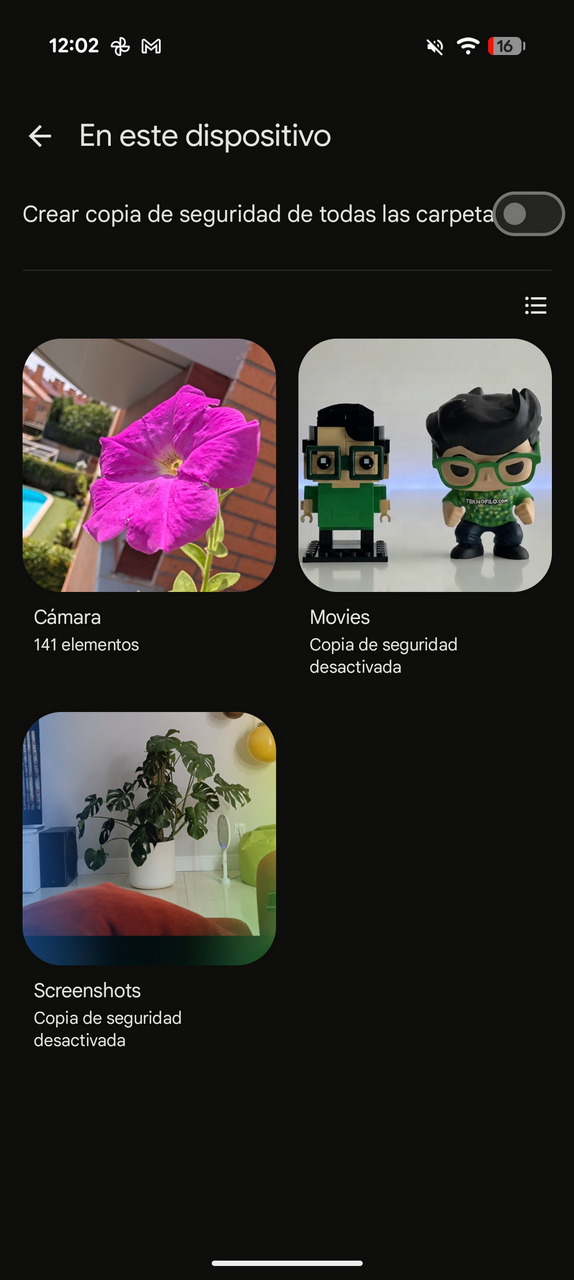 Pantalla de dispositivo móvil mostrando carpetas de fotos con copias de seguridad desactivadas.